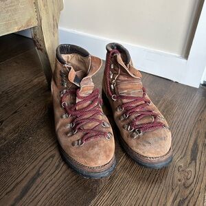 VINTAGE Hiking Boots Circa 1970s - Milo